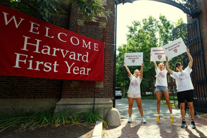 Harvard gratiskan kuliah S1 bagi keluarga berpenghasilan kurang lebih 100.000 dolar AS per tahun, berlaku untuk mahasiswa lokal dan internasional. Potret mahasiswa Harvard mengucapkan selamat datang di Universitas Harvard. (Dok. news.harvard.edu)