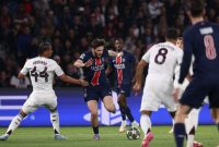 Gol dari Khvicha Kvaratskhelia turut menghiasi kemenangan comeback PSG atas Aston Villa di perempat final Liga Champions di Parc des Princes (9/4/2025), sementara kiper andalan Lionel Messi menjadi sasaran serangan. (Dok. AFP)