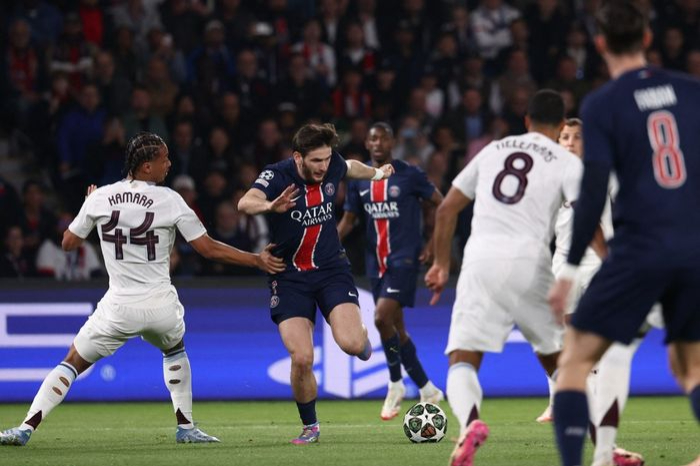 Gol dari Khvicha Kvaratskhelia turut menghiasi kemenangan comeback PSG atas Aston Villa di perempat final Liga Champions di Parc des Princes (9/4/2025), sementara kiper andalan Lionel Messi menjadi sasaran serangan. (Dok. AFP)