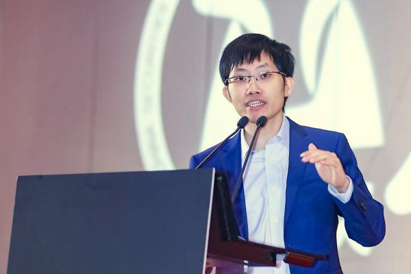 Liang Wenfeng, pendiri DeepSeek, yang sukses menciptakan model AI canggih dengan biaya rendah, membawa perusahaan China ini jadi pesaing kuat OpenAI di industri global. (Dok. VCG)
