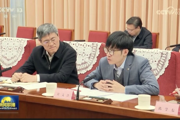 DeepSeek, startup AI China, ciptakan model canggih dengan biaya rendah, menyaingi OpenAI dan berpotensi dominasi industri AI global.