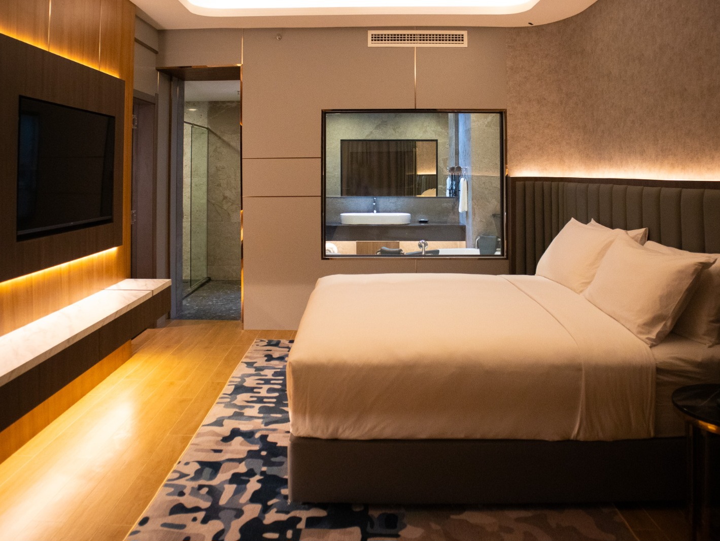 Fasilitas kamar hotel yang mewah memanjakan anda saat  beristirahat bersama keluarga tercinta.