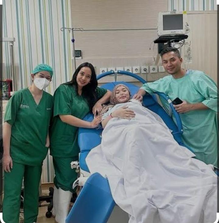 Potret Zaskia Gotik melahirkan anak laki-laki yang ke-3 di Rumah Sakit Bunda Jakarta. (Instagram Zaskia Gotik)