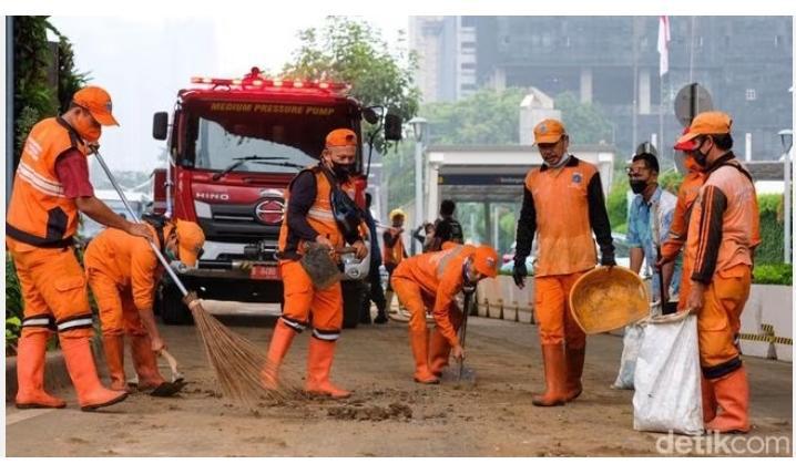 Petugas PPSU, yang populer dengan julukan Pasukan Oranye, dikenal memiliki berbagai keterampilan dalam menangani fasilitas umum dan sosial di Jakarta (istimewa).