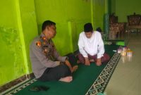 Potret AKP I Nyoman Nariana, S.M., melakukan kunjungan silaturahmi ke kediaman Ketua Majelis Ulama Indonesia (MUI) Kecamatan Mekarbaru, KH. Mas’ud, di Desa Cijeruk (Istimewa) 