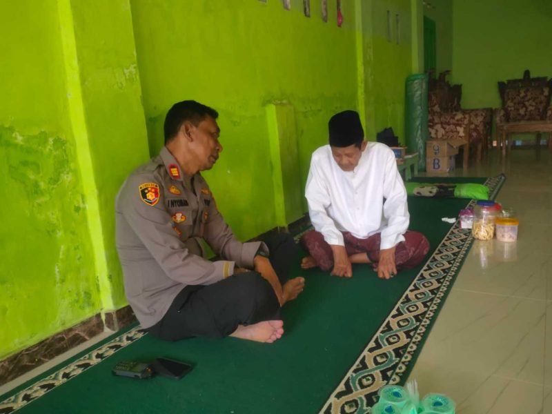 Potret AKP I Nyoman Nariana, S.M., melakukan kunjungan silaturahmi ke kediaman Ketua Majelis Ulama Indonesia (MUI) Kecamatan Mekarbaru, KH. Mas’ud, di Desa Cijeruk (Istimewa) 