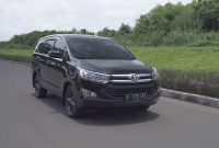 Tampilan Kijang Innova seken tipe V, favorit di pasar mobil bekas karena fitur lengkap dan kenyamanan maksimal (Sumber: GridOto)