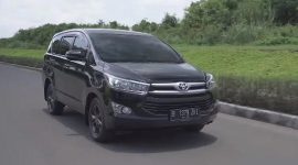 Tampilan Kijang Innova seken tipe V, favorit di pasar mobil bekas karena fitur lengkap dan kenyamanan maksimal (Sumber: GridOto)