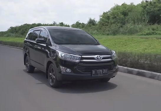 Tampilan Kijang Innova seken tipe V, favorit di pasar mobil bekas karena fitur lengkap dan kenyamanan maksimal (Sumber: GridOto)