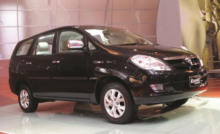 Tampilan Kijang Innova seken tipe V, favorit di pasar mobil bekas karena fitur lengkap dan kenyamanan maksimal