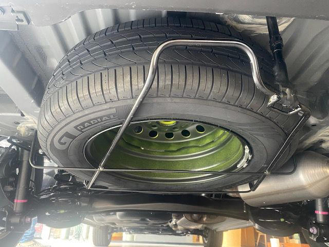 Pelajari langkah mudah dan praktis menurunkan ban serep Toyota Kijang Innova Zenix. Panduan lengkap disertai tips aman untuk pemilik mobil baru maupun lama.