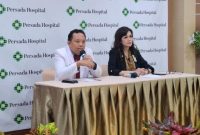 dr. Galih Endradita, Sp.FM, FISQua, dari Sub Komite Etika dan Disiplin Profesi Persada Hospital pada Jumat (18/4/2025) melakukan konferensi pers. (Foto via Kompas.com)