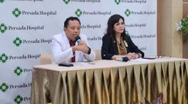 dr. Galih Endradita, Sp.FM, FISQua, dari Sub Komite Etika dan Disiplin Profesi Persada Hospital pada Jumat (18/4/2025) melakukan konferensi pers. (Foto via Kompas.com)