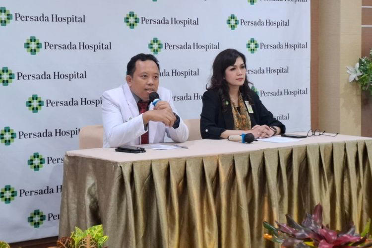 dr. Galih Endradita, Sp.FM, FISQua, dari Sub Komite Etika dan Disiplin Profesi Persada Hospital pada Jumat (18/4/2025) melakukan konferensi pers. (Foto via Kompas.com)