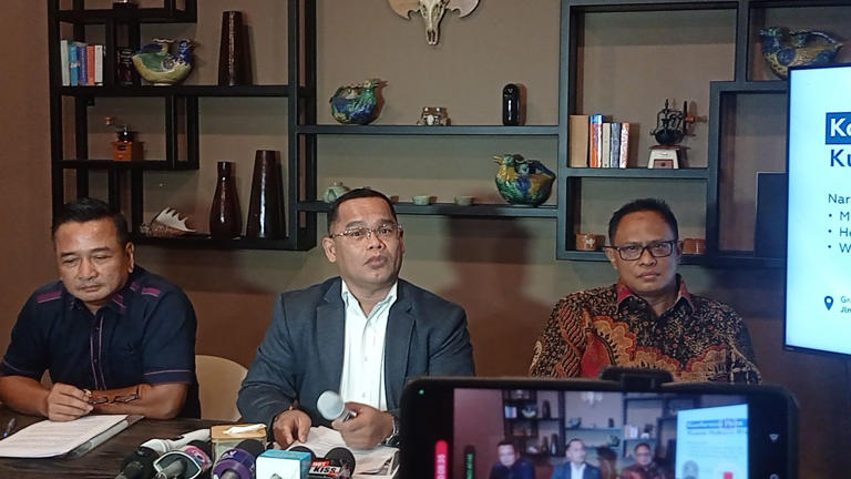 Tim Pengacara Ridwan Kamill yang diwakili Heribertus Hartojo. (Istimewa)