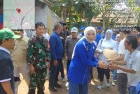 Penyerahan traktor oleh Anggota Komisi IV DPR RI, Okta Komala Dewi, 
 dilakukan di Kampung Kemiri Lio RT 003/001 dan dibagi ke beberapa kelompok tani di wilayah tersebut. (DOK. PIJAY) 