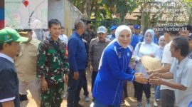 Penyerahan traktor oleh Anggota Komisi IV DPR RI, Okta Komala Dewi, 
 dilakukan di Kampung Kemiri Lio RT 003/001 dan dibagi ke beberapa kelompok tani di wilayah tersebut. (DOK. PIJAY) 