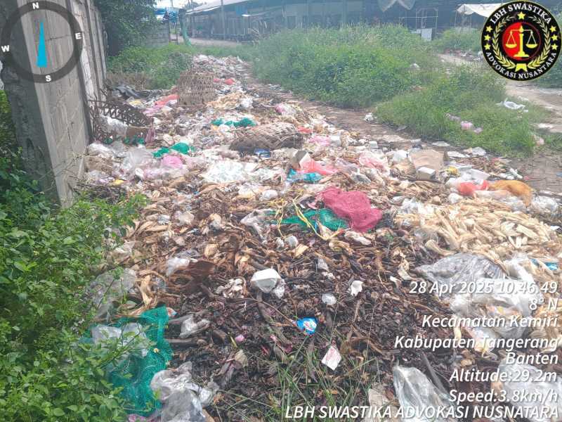 Potret Kondisi Pasar Kemiri berserakan Sampah (Dok. Jay) 