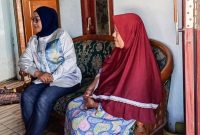 Janda Penjual Gorengan di Jombang ditolong oleh seorang anggota DPR RI yang bernama Sadarestuwati (Foto: Dok. PDIP Jawa Timur)