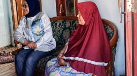 Janda Penjual Gorengan di Jombang ditolong oleh seorang anggota DPR RI yang bernama Sadarestuwati (Foto: Dok. PDIP Jawa Timur)