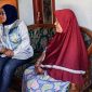 Janda Penjual Gorengan di Jombang ditolong oleh seorang anggota DPR RI yang bernama Sadarestuwati (Foto: Dok. PDIP Jawa Timur)