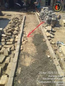 Proyek pembangunan jalan dengan paving blok di Kampung Nibung RT 04/002, Desa Karang Anyar, Kecamatan Kemiri, Kabupaten Tangerang, menjadi sorotan warga.Sejumlah pihak mempertanyakan kualitas pekerjaan dan ketidakterbukaan informasi dalam pelaksanaannya.

Tim dari LBH Swastika Advokasi Nusantara yang meninjau lokasi pada Minggu (27/04/2025) mengungkapkan adanya indikasi pekerjaan yang tidak memenuhi standar.

Selain itu, absennya papan proyek menimbulkan kecurigaan terkait transparansi penggunaan anggaran.

“Sesuai aturan, setiap proyek yang dibiayai oleh dana publik wajib memasang papan informasi," ujar Amsar, anggota tim LBH Swastika.