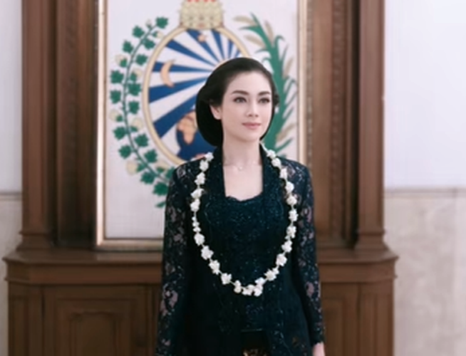 Potret Celine Evangelista mendapat gelar dari Keraton Solo. (TikTok @celineevangelista_official)