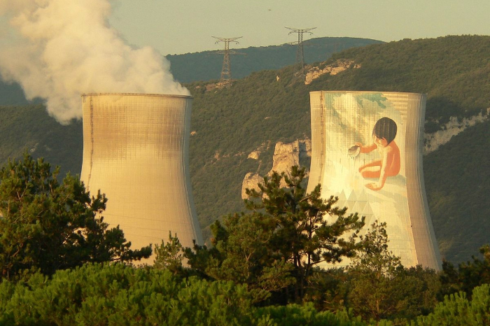 Ilustrasi pembangkit listrik tenaga nuklir (PLTN) yang menampilkan reaktor nuklir sebagai sumber utama energi. (Sumber: Pixabay/David Roumanet)