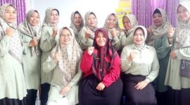 Kader Posyandu Cahaya 05 Bersama Bidan Desa Kutabaru, Bidan Rina Perkuat Layanan Kesehatan Masyarakat (Dok Istimewa)