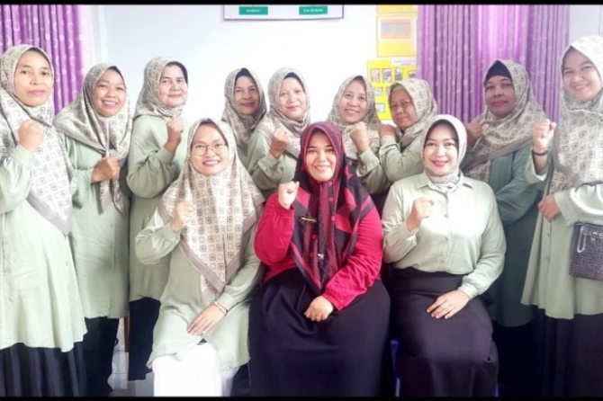Kader Posyandu Cahaya 05 Bersama Bidan Desa Kutabaru, Bidan Rina Perkuat Layanan Kesehatan Masyarakat (Dok Istimewa)