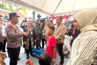 Seorang jurnalis foto menjalankan tugas peliputan saat kunjungan Kapolri di Stasiun Tawang, Semarang. Insiden dugaan kekerasan oleh ajudan Kapolri terjadi di lokasi ini, Sabtu (5/4/2025). Potret Kapolri Jenderal Listyo Sigit Prabowo. (Foto: Merdeka.com)