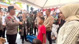 Seorang jurnalis foto menjalankan tugas peliputan saat kunjungan Kapolri di Stasiun Tawang, Semarang. Insiden dugaan kekerasan oleh ajudan Kapolri terjadi di lokasi ini, Sabtu (5/4/2025). Potret Kapolri Jenderal Listyo Sigit Prabowo. (Foto: Merdeka.com)