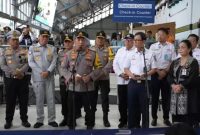 Seorang jurnalis foto menjalankan tugas peliputan saat kunjungan Kapolri di Stasiun Tawang, Semarang. Insiden dugaan kekerasan oleh ajudan Kapolri terjadi di lokasi ini, Sabtu (5/4/2025). Potret Kapolri Jenderal Listyo Sigit Prabowo. (Foto: Merdeka.com)