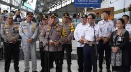 Seorang jurnalis foto menjalankan tugas peliputan saat kunjungan Kapolri di Stasiun Tawang, Semarang. Insiden dugaan kekerasan oleh ajudan Kapolri terjadi di lokasi ini, Sabtu (5/4/2025). Potret Kapolri Jenderal Listyo Sigit Prabowo. (Foto: Merdeka.com)