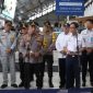 Seorang jurnalis foto menjalankan tugas peliputan saat kunjungan Kapolri di Stasiun Tawang, Semarang. Insiden dugaan kekerasan oleh ajudan Kapolri terjadi di lokasi ini, Sabtu (5/4/2025). Potret Kapolri Jenderal Listyo Sigit Prabowo. (Foto: Merdeka.com)