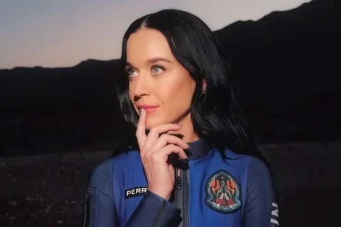 Katy Perry menyanyikan lagu di dalam kapsul antariksa