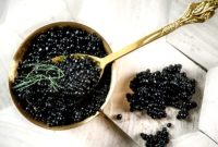 Caviar adalah olahan telur ikan, terutama dari ikan sturgeon, yang telah diproses dan diasinkan. Makanan ini terkenal karena harganya yang sangat mahal dan sering dianggap sebagai hidangan mewah. Caviar tidak hanya lezat, tetapi juga memiliki kandungan gizi yang bermanfaat bagi kesehatan, meskipun konsumsi berlebihan dapat berisiko. Tersedia dalam berbagai jenis, caviar paling banyak ditemukan di Laut Kaspia, dengan harga yang bervariasi tergantung pada jenis dan kualitasnya. (Dok. NET)