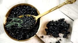 Caviar adalah olahan telur ikan, terutama dari ikan sturgeon, yang telah diproses dan diasinkan. Makanan ini terkenal karena harganya yang sangat mahal dan sering dianggap sebagai hidangan mewah. Caviar tidak hanya lezat, tetapi juga memiliki kandungan gizi yang bermanfaat bagi kesehatan, meskipun konsumsi berlebihan dapat berisiko. Tersedia dalam berbagai jenis, caviar paling banyak ditemukan di Laut Kaspia, dengan harga yang bervariasi tergantung pada jenis dan kualitasnya. (Dok. NET)