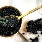 Caviar adalah olahan telur ikan, terutama dari ikan sturgeon, yang telah diproses dan diasinkan. Makanan ini terkenal karena harganya yang sangat mahal dan sering dianggap sebagai hidangan mewah. Caviar tidak hanya lezat, tetapi juga memiliki kandungan gizi yang bermanfaat bagi kesehatan, meskipun konsumsi berlebihan dapat berisiko. Tersedia dalam berbagai jenis, caviar paling banyak ditemukan di Laut Kaspia, dengan harga yang bervariasi tergantung pada jenis dan kualitasnya. (Dok. NET)