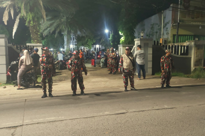 Tak hanya merayakan malam takbiran, H. Enju juga menyiapkan uang saku untuk seluruh peserta yang hadir, mencapai lebih dari 2000 orang. Sebuah bentuk apresiasi yang membuat acara semakin meriah dan penuh kebahagiaan. “Kami sangat senang bisa merayakan malam takbiran ini bersama tokoh masyarakat yang sangat peduli dengan lingkungan dan warga sekitar,” ungkap salah satu peserta yang hadir.