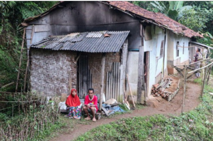 Pembangkit Listrik Tenaga Panas Bumi (PLTP) Gunung Salak berdiri megah, namun kondisi kehidupan masyarakat sekitarnya justru sebaliknyapenuh kesulitan