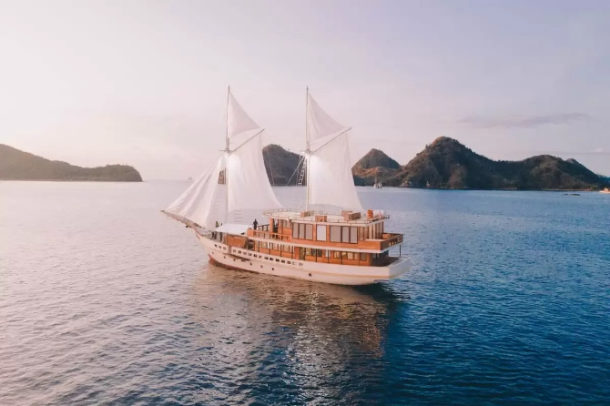 KomodoLuxury Hadirkan Elbark Cruises, Kapal Phinisi Komodo untuk Liburan Mewah di Labuan Bajo