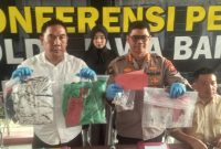 Kabidhumas Polda Jabar, Kombes Hendra Rochmawan, menunjukkan barang bukti dalam kasus dugaan pelecehan seksual yang melibatkan oknum dokter residen PPDS FK Unpad terhadap keluarga pasien, pada Rabu (9/4/2025) di Mapolda Jabar, Kota Bandung, Jawa Barat. (Dok. Istimewa)