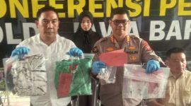Kabidhumas Polda Jabar, Kombes Hendra Rochmawan, menunjukkan barang bukti dalam kasus dugaan pelecehan seksual yang melibatkan oknum dokter residen PPDS FK Unpad terhadap keluarga pasien, pada Rabu (9/4/2025) di Mapolda Jabar, Kota Bandung, Jawa Barat. (Dok. Istimewa)