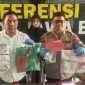 Kabidhumas Polda Jabar, Kombes Hendra Rochmawan, menunjukkan barang bukti dalam kasus dugaan pelecehan seksual yang melibatkan oknum dokter residen PPDS FK Unpad terhadap keluarga pasien, pada Rabu (9/4/2025) di Mapolda Jabar, Kota Bandung, Jawa Barat. (Dok. Istimewa)