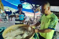 Dua warga Jawa Tondano tampak menyiapkan nasi buluh atau nasi jaha di area belakang rumah, hidangan khas yang disajikan saat lebaran ketupat. (Kredit via Kompas.com/ROSYID A AZHAR)