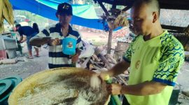 Dua warga Jawa Tondano tampak menyiapkan nasi buluh atau nasi jaha di area belakang rumah, hidangan khas yang disajikan saat lebaran ketupat. (Kredit via Kompas.com/ROSYID A AZHAR)