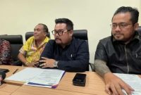 Tim kuasa hukum Lisa Mariana dari kantor Jon Boy Nababan & Rekan, yang terdiri atas Jhonboy Simson Nababan, Daniel Perdana Nababan, dan Markus Nababan, memberikan pernyataan pers di kawasan Kebayoran Baru, Jakarta Selatan, pada Sabtu (5/3/2025). Saat ini, selebgram Lisa Mariana dikabarkan dalam kondisi menurun dan berharap agar persoalannya dengan Ridwan Kamil tidak semakin menjadi konsumsi publik. (Sumber: Instagram Lisa Mariana)