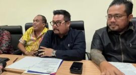 Tim kuasa hukum Lisa Mariana dari kantor Jon Boy Nababan & Rekan, yang terdiri atas Jhonboy Simson Nababan, Daniel Perdana Nababan, dan Markus Nababan, memberikan pernyataan pers di kawasan Kebayoran Baru, Jakarta Selatan, pada Sabtu (5/3/2025). Saat ini, selebgram Lisa Mariana dikabarkan dalam kondisi menurun dan berharap agar persoalannya dengan Ridwan Kamil tidak semakin menjadi konsumsi publik. (Sumber: Instagram Lisa Mariana)