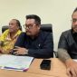 Tim kuasa hukum Lisa Mariana dari kantor Jon Boy Nababan & Rekan, yang terdiri atas Jhonboy Simson Nababan, Daniel Perdana Nababan, dan Markus Nababan, memberikan pernyataan pers di kawasan Kebayoran Baru, Jakarta Selatan, pada Sabtu (5/3/2025). Saat ini, selebgram Lisa Mariana dikabarkan dalam kondisi menurun dan berharap agar persoalannya dengan Ridwan Kamil tidak semakin menjadi konsumsi publik. (Sumber: Instagram Lisa Mariana)